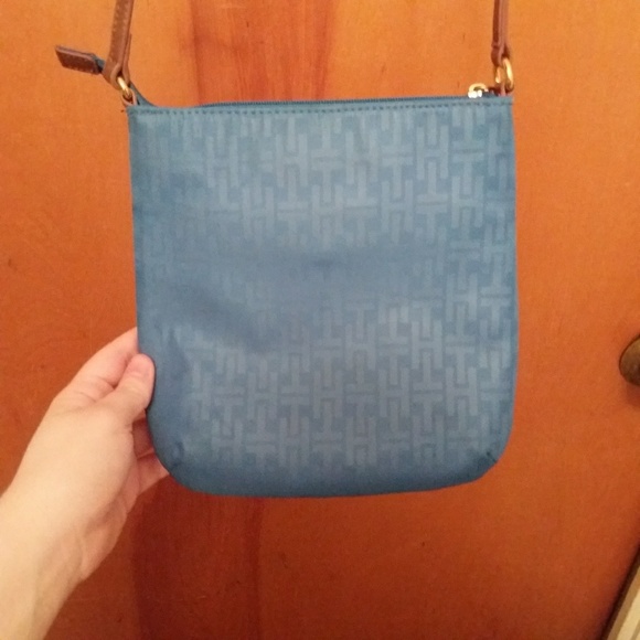 Sporty blue Tommy Hilfiger padlock crossbody bag - Picture 3 of 8